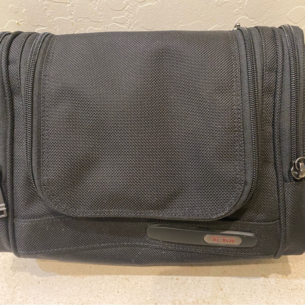 NWOT Tumi Mens Travel Dopp Kit brand new no tags. Excellent for travel!
